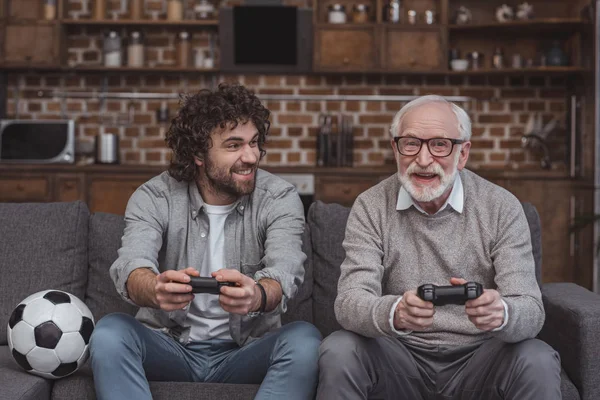 Glücklicher Erwachsener Sohn Und Älterer Vater Beim Gemeinsamen Videospiel Hause — Stockfoto