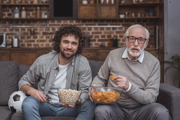 Dospělý Syn Starší Otec Sledoval Fotbalový Zápas Popcorn Čipy Doma — Stock fotografie