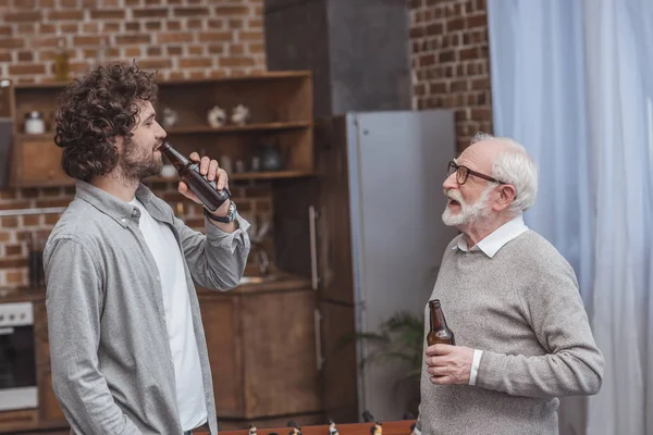 Adult Son Senior Father Drinking Beer Talking Kitchen — Stock Photo, Image