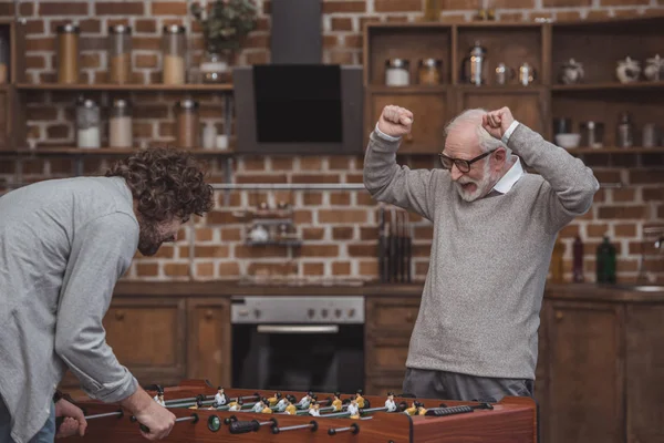Far och son spela bordsfotboll — Stockfoto