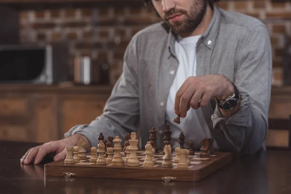 Abgeschnittenes Bild Vom Mann Der Hause Schach Spielt — Stockfoto