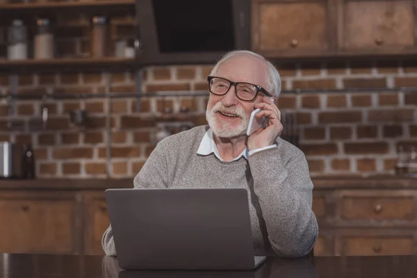 Sorrindo Bonito Homem Cabelo Cinza Falando Por Smartphone Mesa Com — Fotografia de Stock Grátis