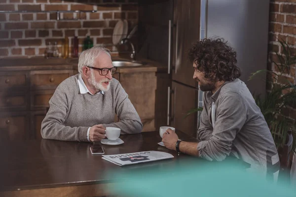 Figlio Adulto Padre Anziano Che Parla Bere Caffè Cucina — Foto Stock