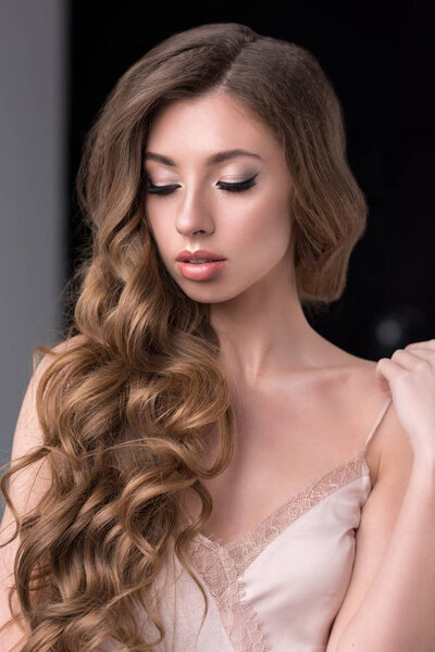 портрет нежной девушки с длинными волосами и закрытыми глазами
