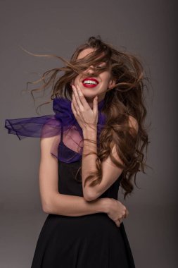 güzel neşeli kız moda çekimi, gri izole için poz