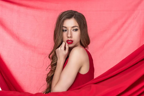 Atrakcyjna Dziewczyna Zmysłowe Pozowanie Czerwonej Sukience Czerwony Woal Szyfonowy Tle — Zdjęcie stockowe