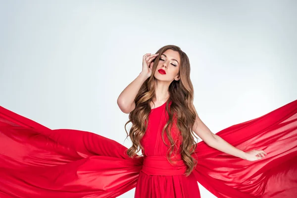 Piękny Zmysłowe Woman Pozowanie Czerwone Ubrania Szarym Tle — Zdjęcie stockowe