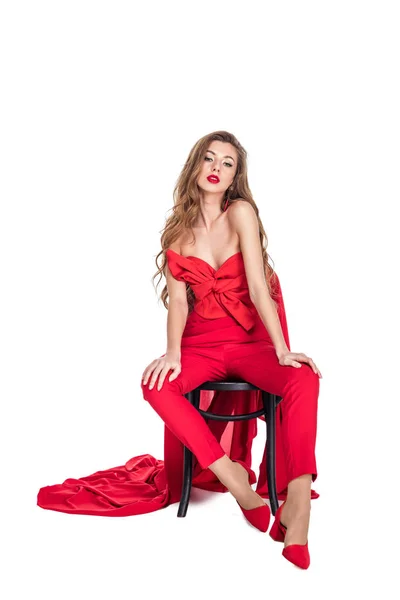 Bela Mulher Sedutora Posando Roupas Vermelhas Cadeira Isolado Branco — Fotografia de Stock