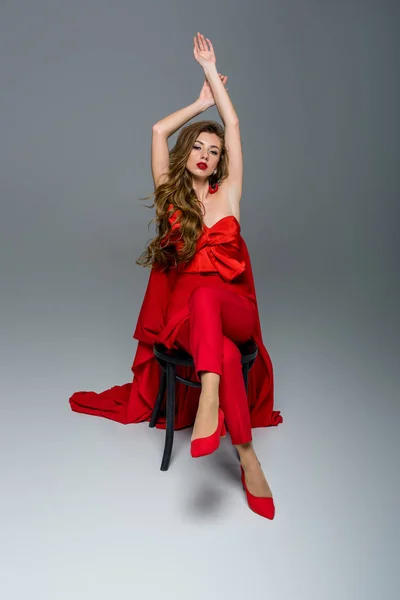 Соблазнительная Женщина Позирует Красной Одежде Серой — стоковое фото
