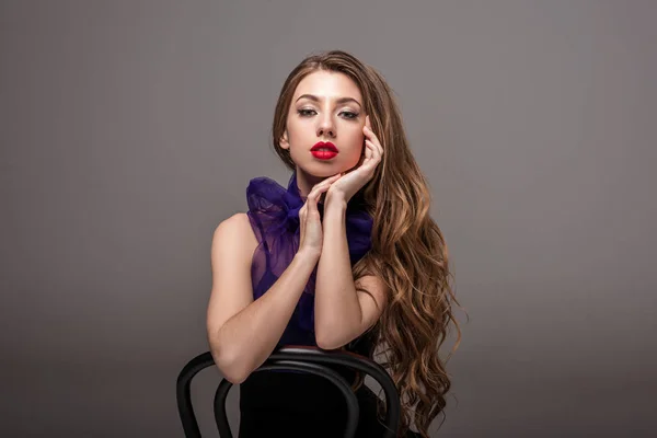 Schönes Modell Trendy Lila Schal Posiert Auf Stuhl Isoliert Auf — Stockfoto
