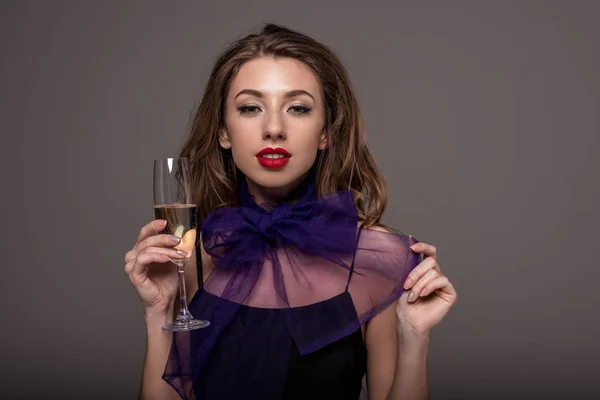 Attraente Ragazza Posa Con Bicchiere Champagne Isolato Grigio — Foto stock gratuita