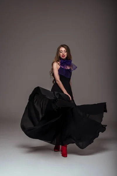 Piękna Dziewczyna Pozuje Czarnej Sukni Dla Strzelać Moda Szaro — Zdjęcie stockowe