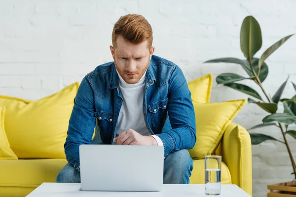 Giovane Seduto Sul Divano Lavoro Sul Computer Portatile — Foto Stock