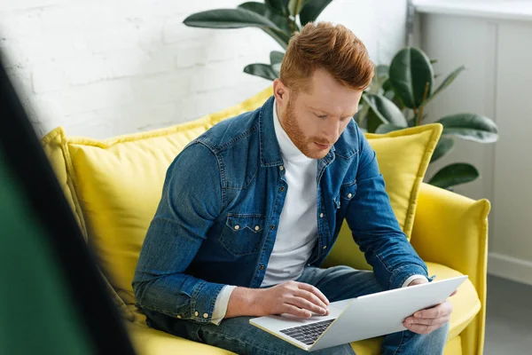 Jovem Sentado Sofá Com Laptop Aberto — Fotografia de Stock