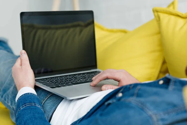 Bliska Laptop Rezygnować Pusty Ekran Męskie Ręce — Darmowe zdjęcie stockowe