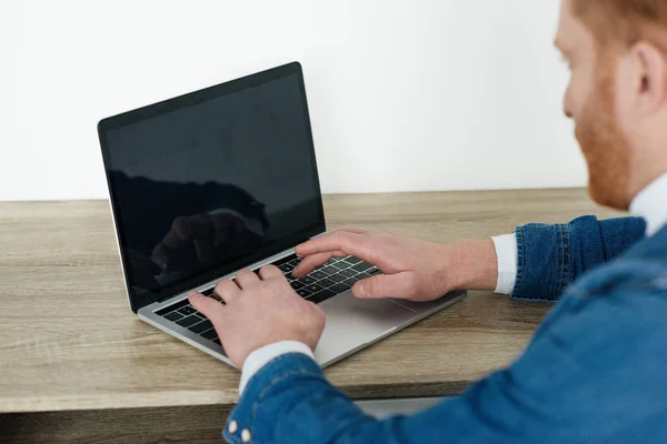 Rudowłosy Mężczyzna Wpisując Klawiaturze Laptopa — Zdjęcie stockowe