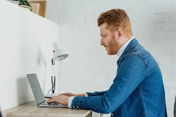 Hombre Joven Que Trabaja Ordenador Portátil Por Mesa — Foto de stock gratuita