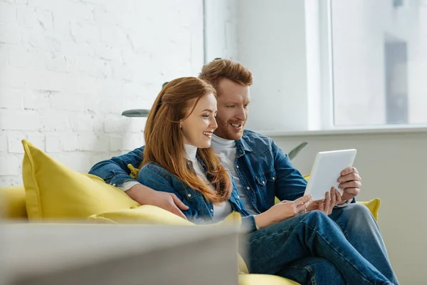 Smiling Couple Sitting Sofa Using Digital Tablet — Stock Photo, Image