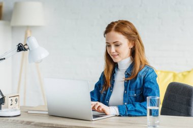 Genç iş kadını evde laptop yanında çalışma office konsantre