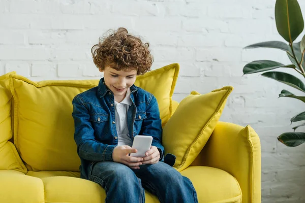 Niño Mirando Teléfono Mientras Está Sentado Sofá — Foto de stock gratis