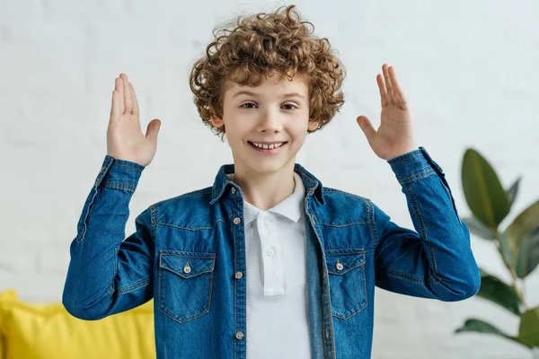 Lächelndes Kleines Kind Mit Erhobenen Händen — kostenloses Stockfoto