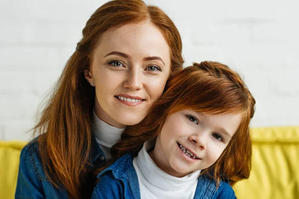 Sorrindo Mãe Abraçando Bonito Filhinha — Fotografia de Stock