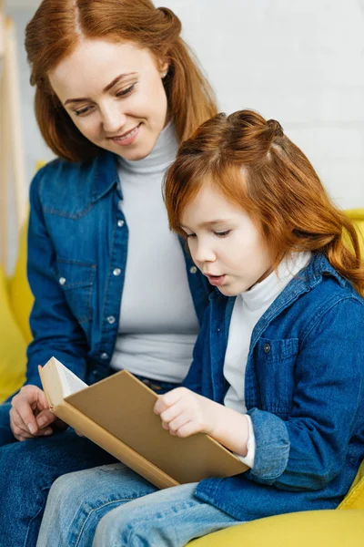 Mother Daughter Reading Book Together — Stock Photo, Image