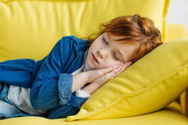 Niño Pequeño Con Cabeza Roja Durmiendo Sofá —  Fotos de Stock