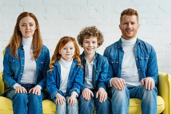 红头发的父母与孩子坐在沙发在房间里 — 图库照片