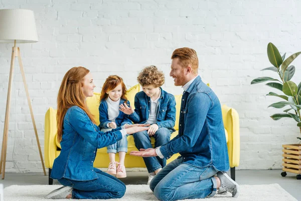 Parents Jouant Jeu Tandis Que Les Enfants Assis Sur Canapé — Photo