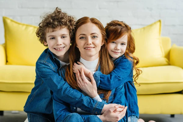 Lindos Niños Abrazando Atractiva Madre — Foto de Stock