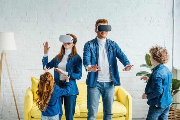 Kinder Spielen Mit Eltern Mit Brille — Stockfoto