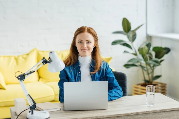 Femme Affaires Souriante Regardant Caméra Par Ordinateur Portable Bureau Maison — Photo gratuite