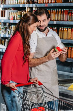 tezgâhtar hipermarket kadın shopper yardım önlük portresi