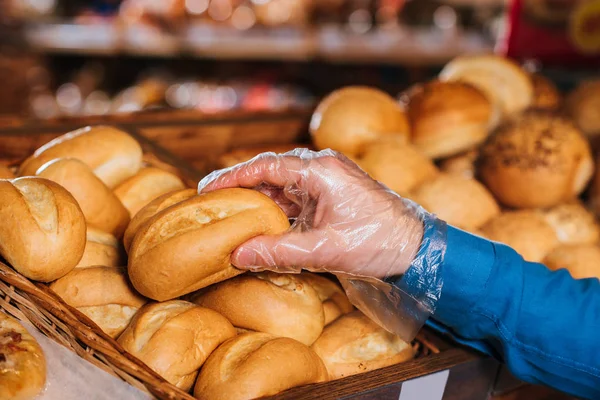 Частичный Вид Покупателя Принимающего Буханку Хлеба Продуктовом Магазине — стоковое фото