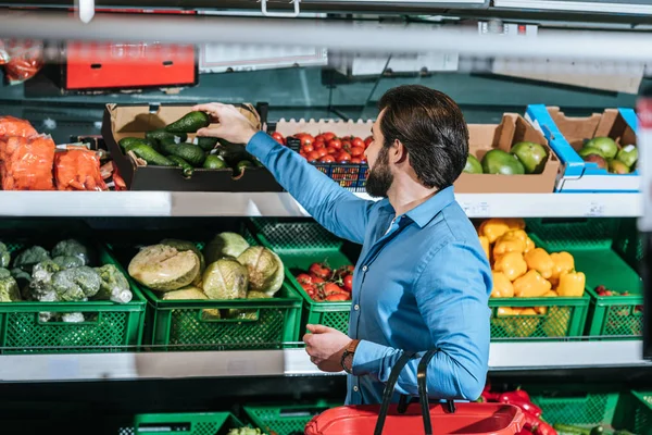 Férfi Bevásárló Kiválasztás Friss Zöldségek Ban Élelmiszerbolt Kosár — Stock Fotó