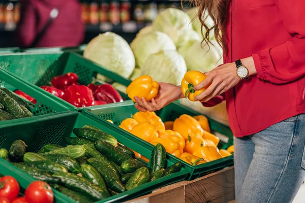 Partial View Shopper Choosing Fresh Raw Bell Peppers Hypermarket — Stock Photo, Image