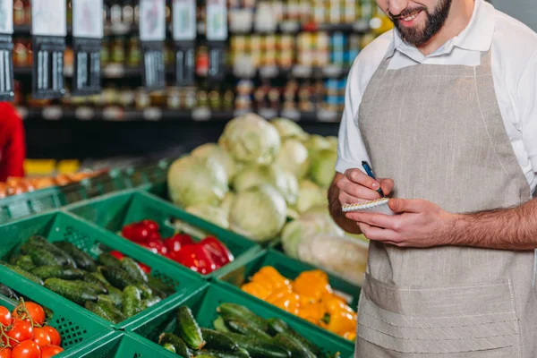 Vágott Lövés Bolti Eladó Jegyzetelés Notebook Szupermarketben Kötény — Stock Fotó