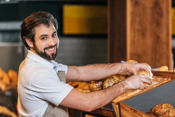 Erkek Tezgâhtar Süpermarkette Taze Pasta Düzenlenmesi Gülümseyen — Stok fotoğraf