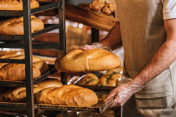 Tiro Cortado Assistente Loja Organizando Loafs Pão Supermercado — Fotografia de Stock