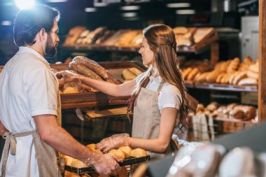 süpermarkette ekmek salonu düzenlenmesi yardımcıları loafs