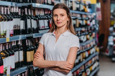 kadın tezgâhtar kamera süpermarkette bakarak geçti silah ile portresi
