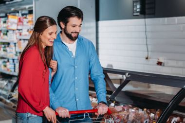 alışveriş ile mutlu çift birlikte süpermarkette alışveriş sepeti