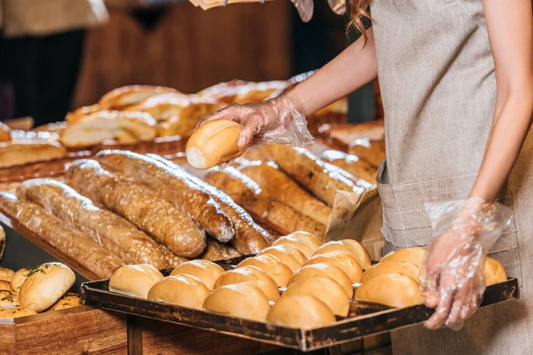 Vedere Parțială Asistentului Magazin Care Aranjează Bucăți Pâine Piața Comercială — Fotografie, imagine de stoc