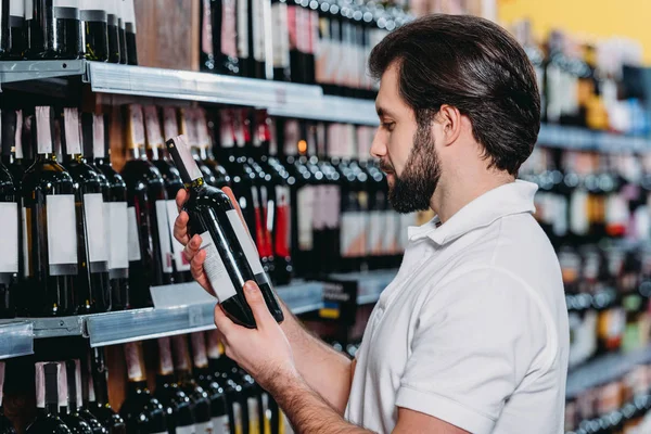 Male Shop Assistant Arranging Alcohol Supermarket — Stock Photo, Image