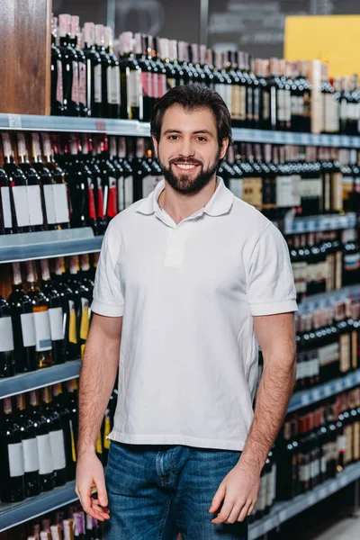 Portret Van Lachende Winkelbediende Kijken Camera Supermarkt — Stockfoto