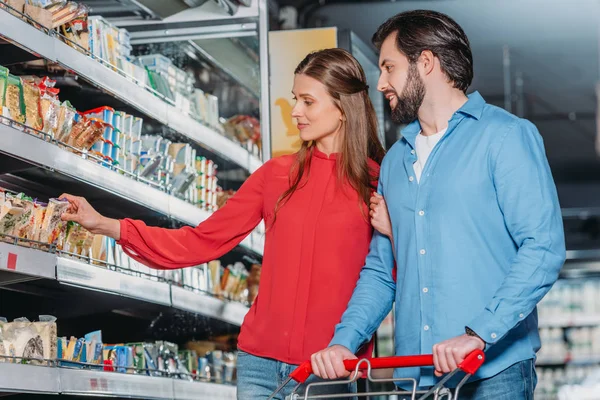 Paar Zuivelproducten Kiezen Tijdens Het Samen Winkelen Supermarkt — Stockfoto