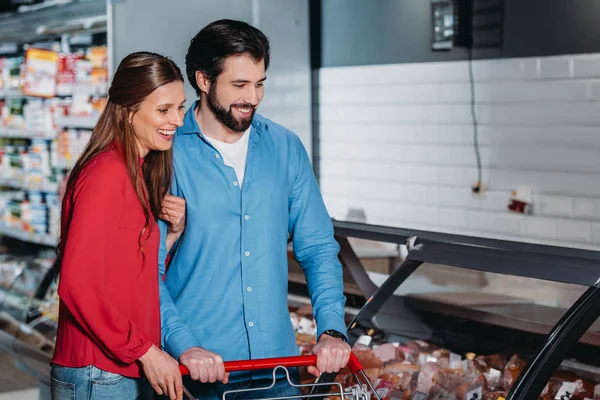 Glückliches Paar Mit Einkaufswagen Beim Gemeinsamen Einkaufen Supermarkt — Stockfoto