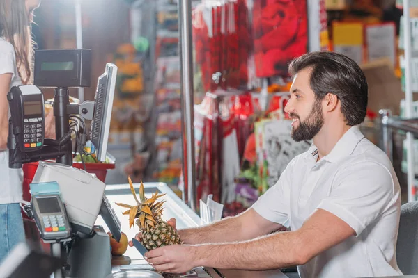 Widok Boku Shop Assistant Momencie Gotówki Supermarkecie — Zdjęcie stockowe