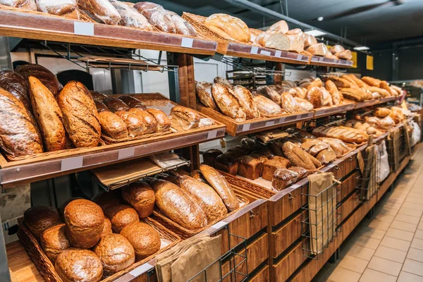 Nahsicht Auf Frisch Gebackene Bäckerei Verbrauchermarkt — Stockfoto